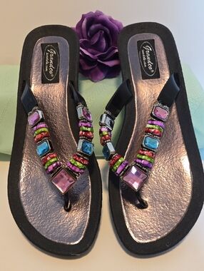 Grandco Jeweled Wedge Sandals – Black Flip‑Flops with Multicolor Stones Sz 9
